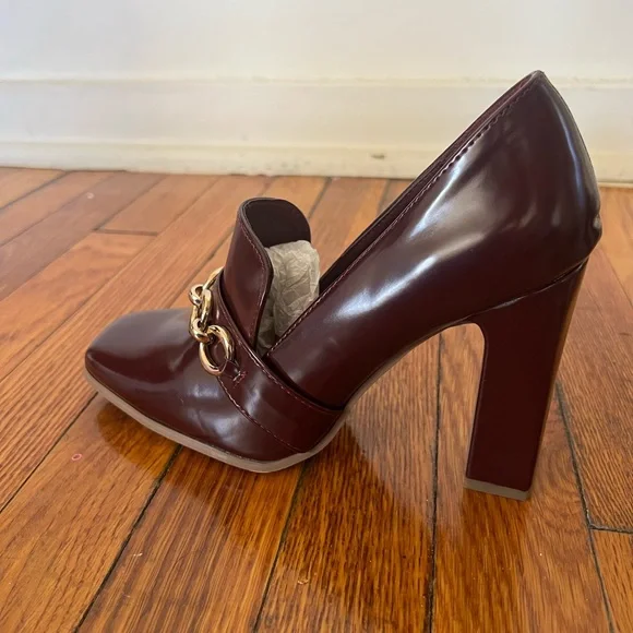 Shoe Dazzle Burgundy Heels with Gold Chain - Picture 3 of 4